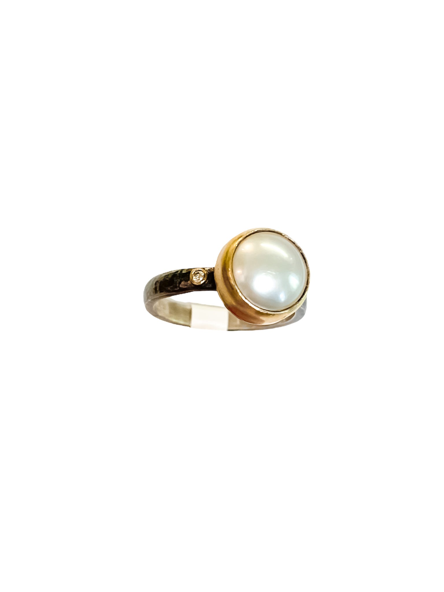 Pearl ring with a diamonds